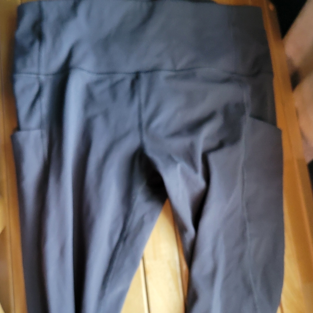 ๐๐3 for $15๐๐ Gray Leggings With Pockets - Picture 2 of 4